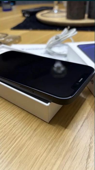 iPhone 12.
