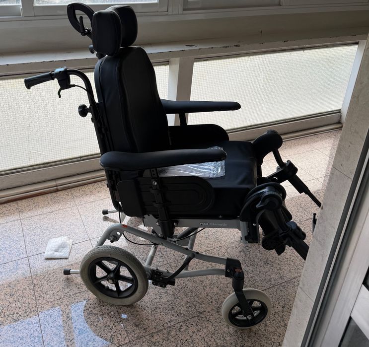 Cadeira de Rodas Invacare Rea Clematis 44 cm – Nunca Utilizada