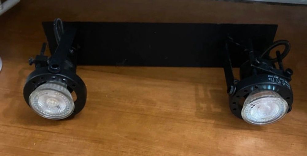 Candeeiro teto preto com focos direcionáveis