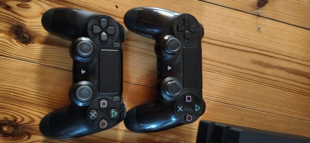 PS4 Pro 1TB, 2 pady
