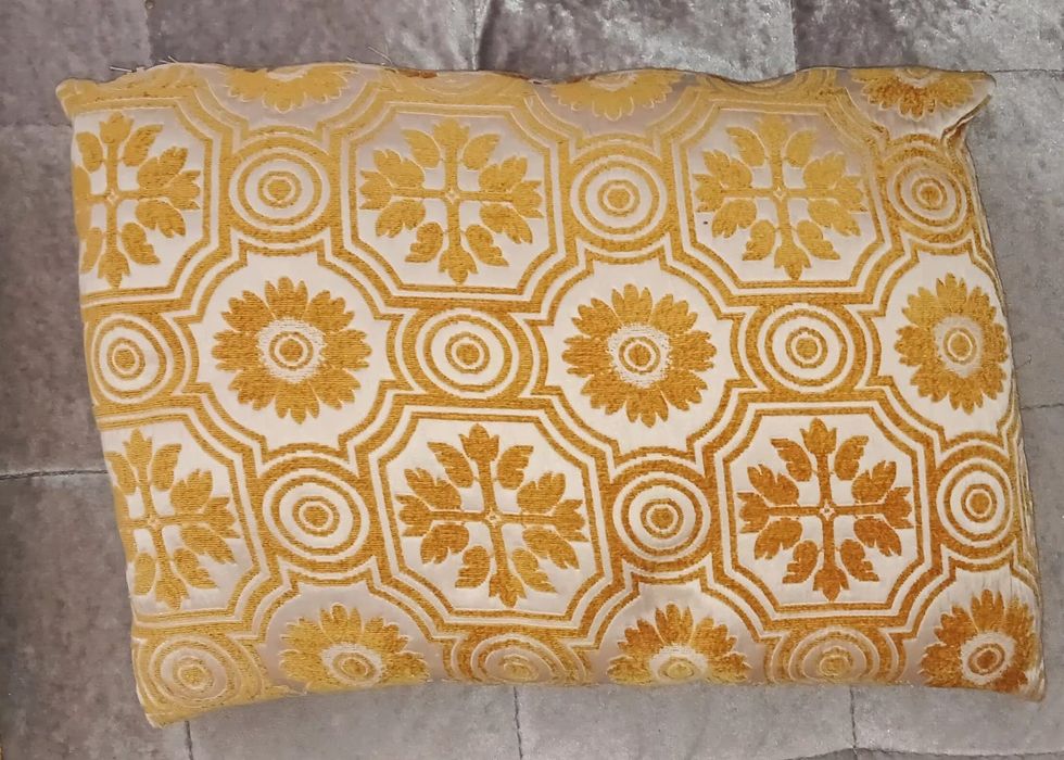 Almofadas com padrão em dourado