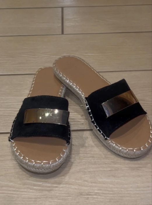 klapki ze złotymi detalami