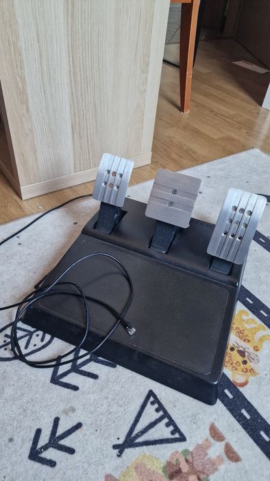 Kierownica Thrustmaster t300 + pedały