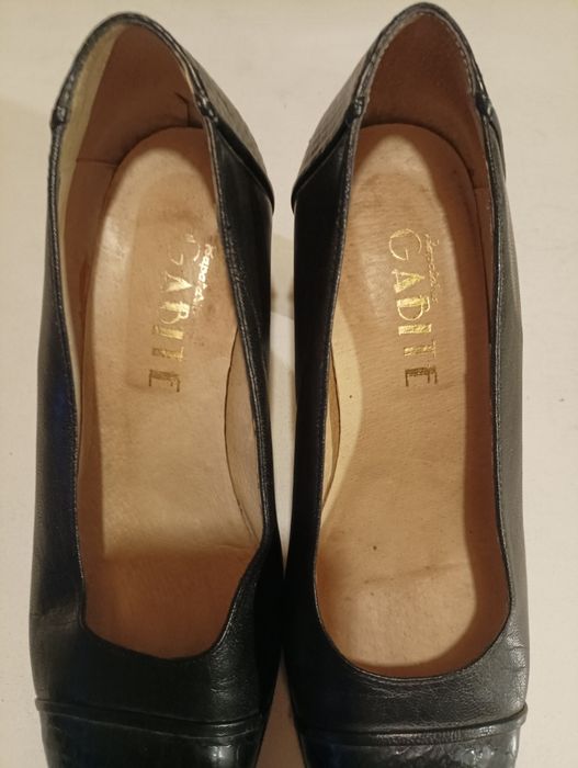 Sapatos de pele em preto,com feitio de pele de cobra á frente e no salto,de marca, sapataria Gabite, tamanho 40