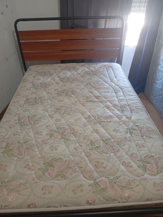 Cama de casal com colchão