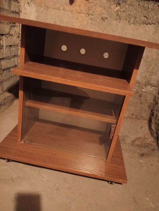 Pod małe akwarium,sprzęt grający itp.