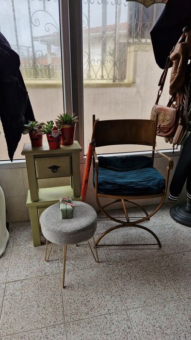 Cadeira em metal dourada com almofadas