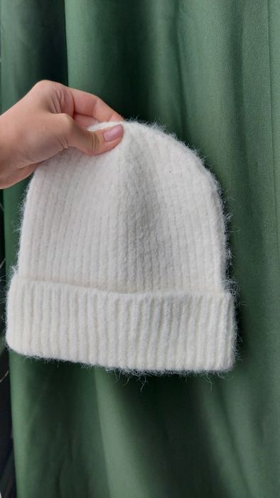 Продам жіночу білу шапку нова