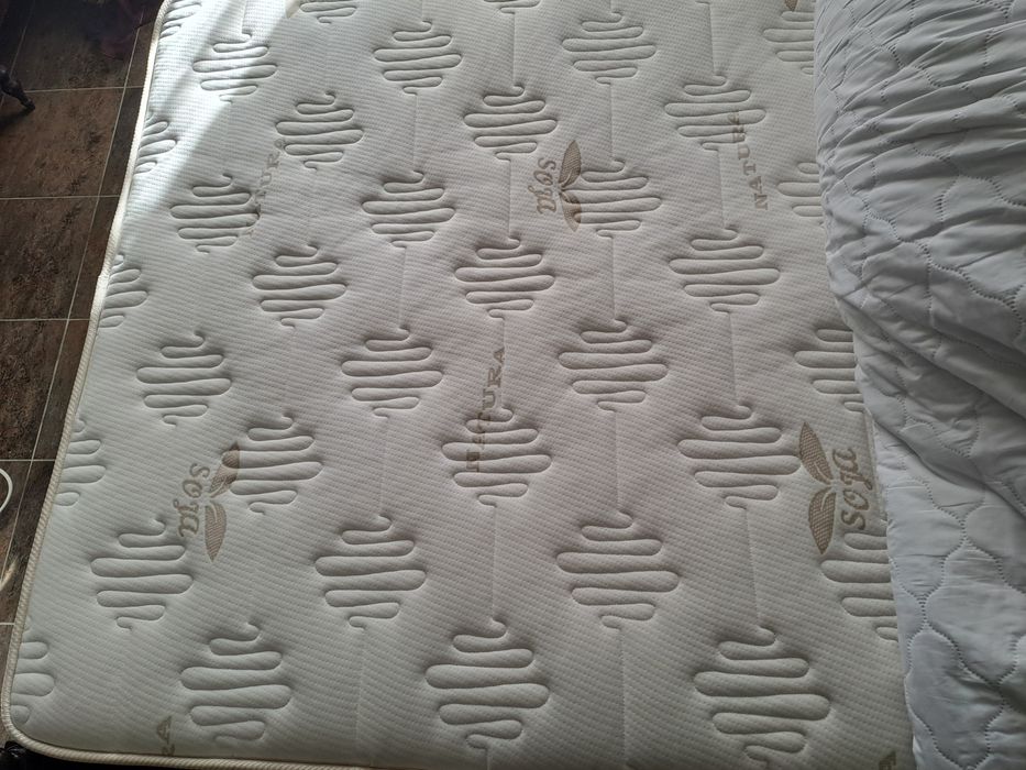 Mobilia de quarto, cama com colchão, roupeiro, cómoda...