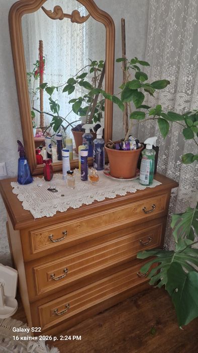 Продам трюмо і тумбочки