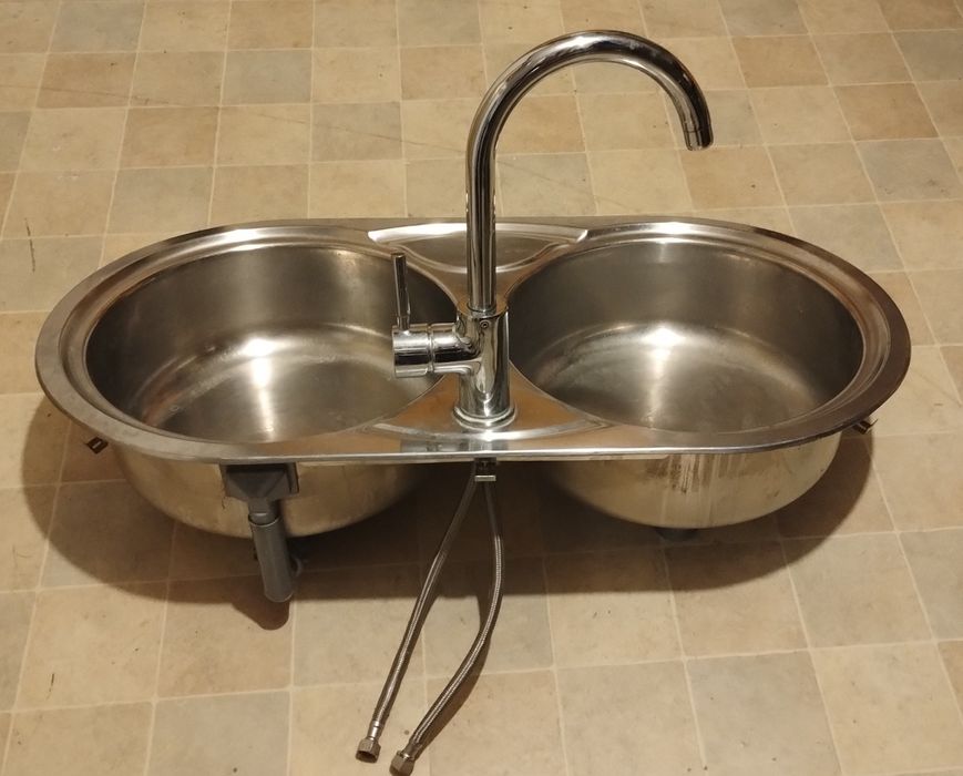 Zlewozmywak dwukomorowy z baterią