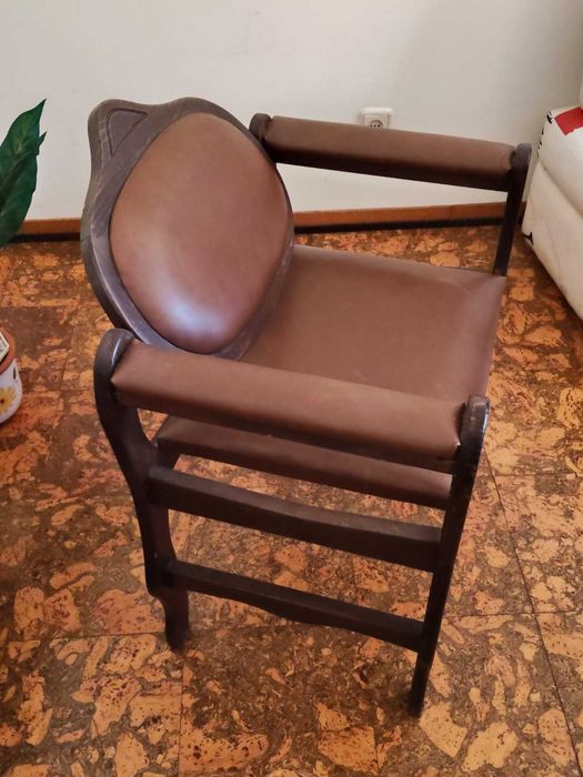 Cadeira em pele com braços