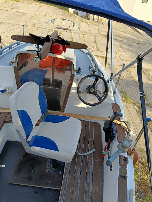 Jacht motorowy Hurly 18 Silnik Evinrude 15/20 KM. Przyczepa ,Echosonda