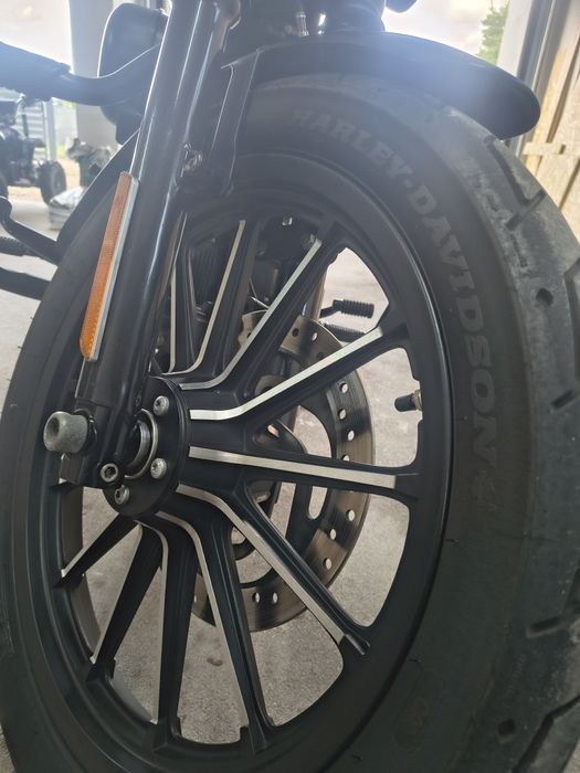 Harley-Davidson sportster iron 883