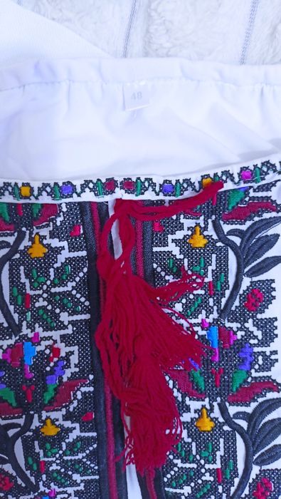 Вишиванки пара, жіноча 48 і чоловіча 40.