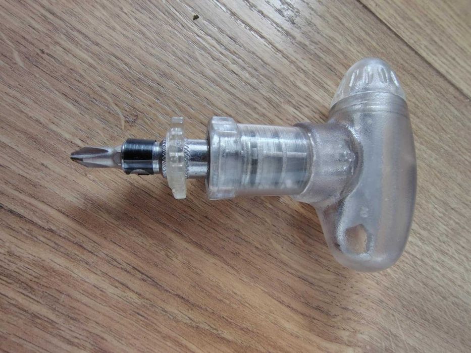 Deska snowboardowa, wiązania, kask, akcesoria