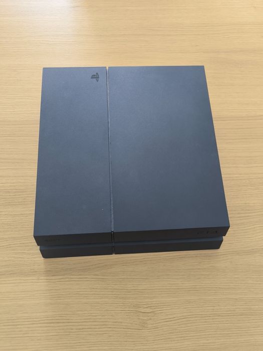 PS4 500 GB + 2 comandos + Jogos