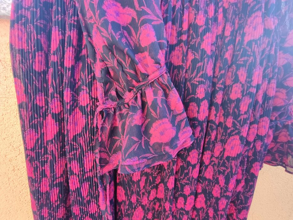Vestido Guess com padrão preto e vermelho