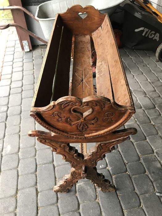 Rzeźbione łozeczko