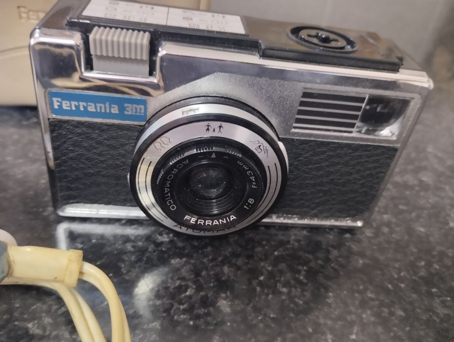 Razor and Camera64752025932673124