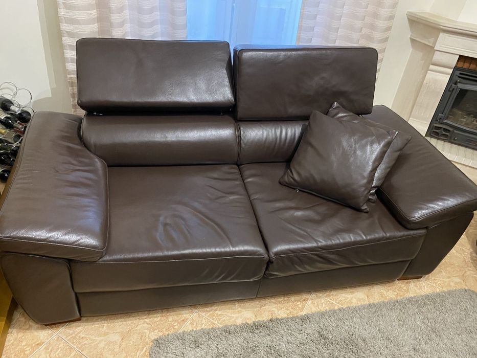 Dois Sofás de cabedal