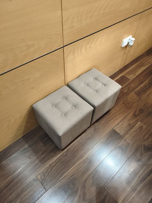 Conjunto lindíssimo composto por dois pufs em tons neutros