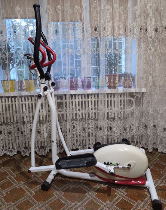 Тренажер - орбітрек MaxxPro.