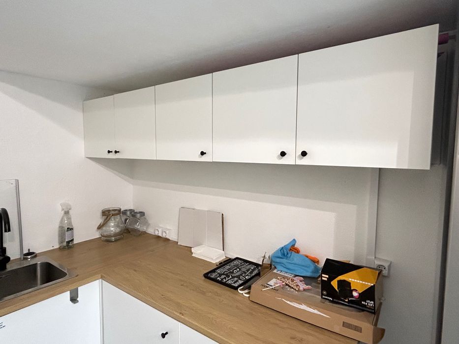 Cozinha IKEA com lava-louça e torneira