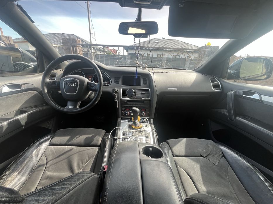 Продам AUDI Q7 .