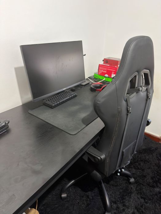Mesa e cadeira e periféricos e monitor