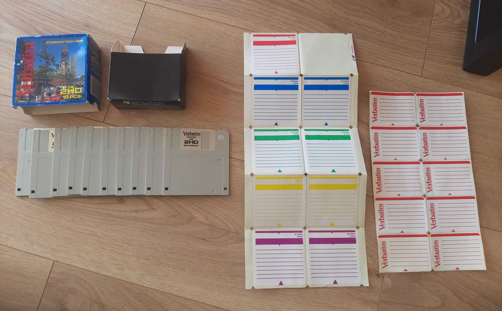 Dyskietki Verbatim 3,5" z opakowaniem i naklejkami