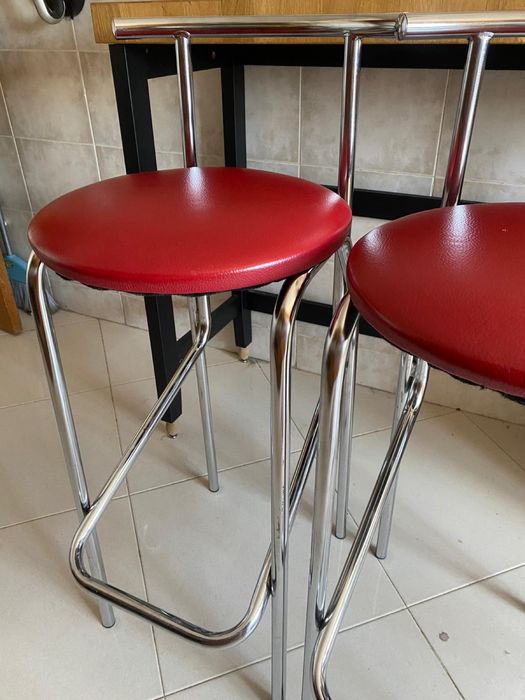 Bancos altos assentos em pele