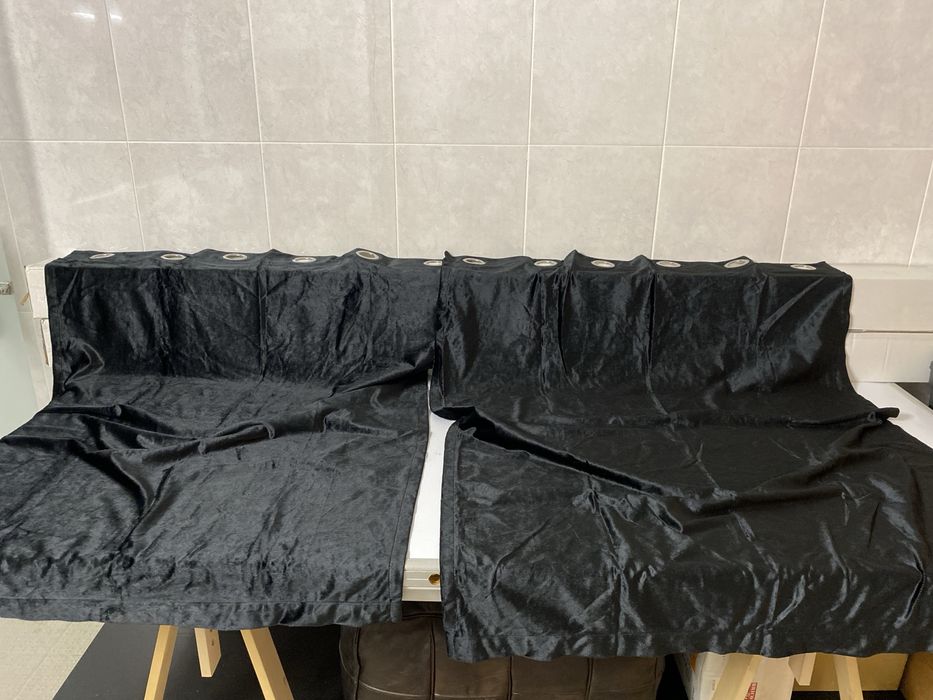 Vendo par de cortinados em veludo novos