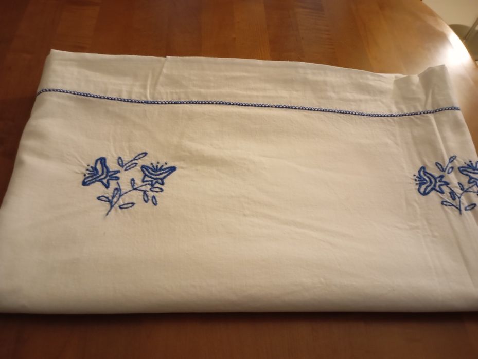 Lençol antigo com bordado azul