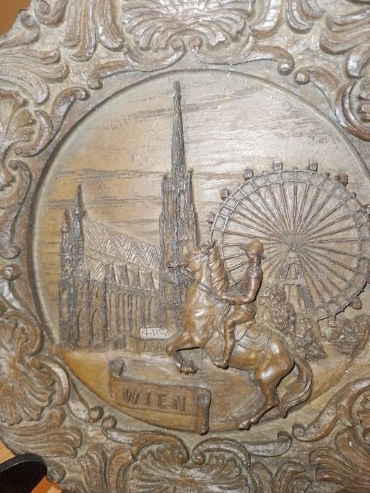 Prato decorativo em madeira talhada