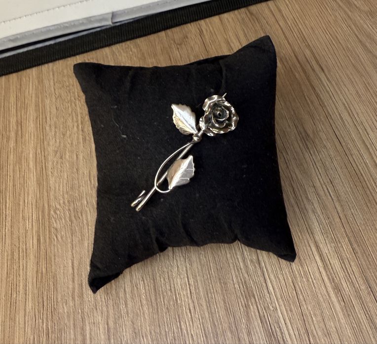 Metalowa broszka róża vintage lata 80/90, 5×2,5 cm. Nie obniżam cen