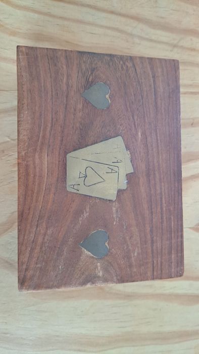 Caixa em madeira com 2 baralhos cartas