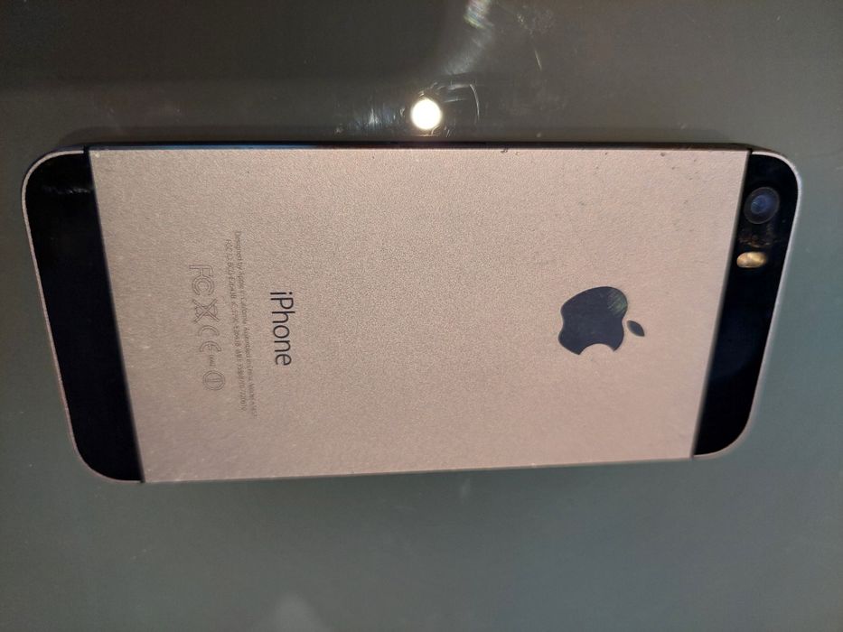 Vendo iPhone 5s com muito pouco uso e cabo usb de alimentação