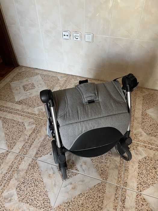 Carro chicco na cor cinza