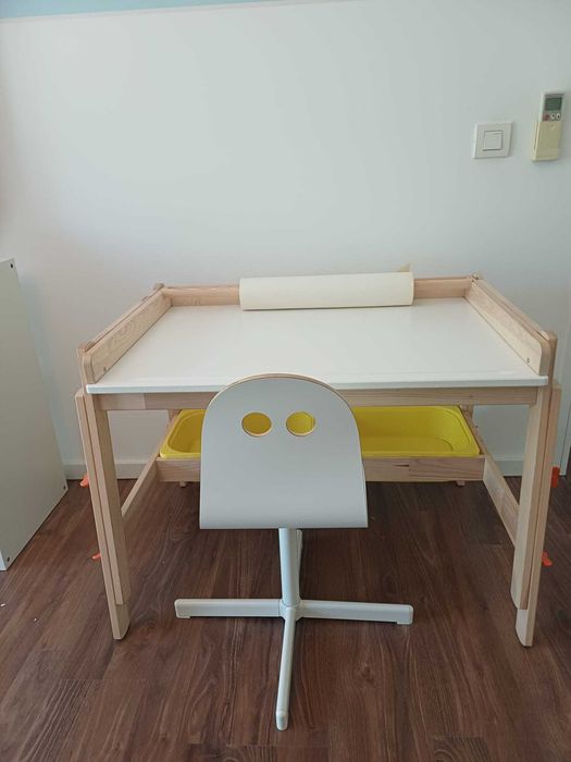 Secretária infantil IKEA FLISAT + Cadeira