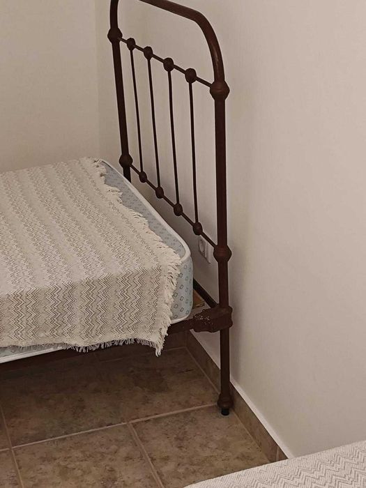 4 Camas com colchão + 2 mesas de cabeceira