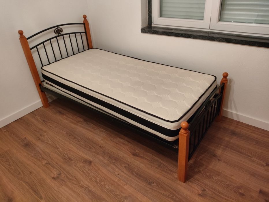 OPORTUNIDADE Cama em Cerejeira e Ferro 190x90 com colchao