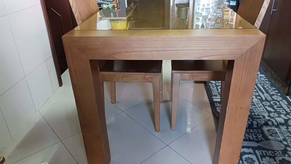 Vendo mesa com 4 cadeiras