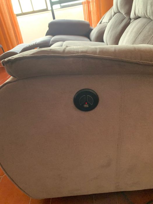 Sofá reclinável com entrada USB nas laterais