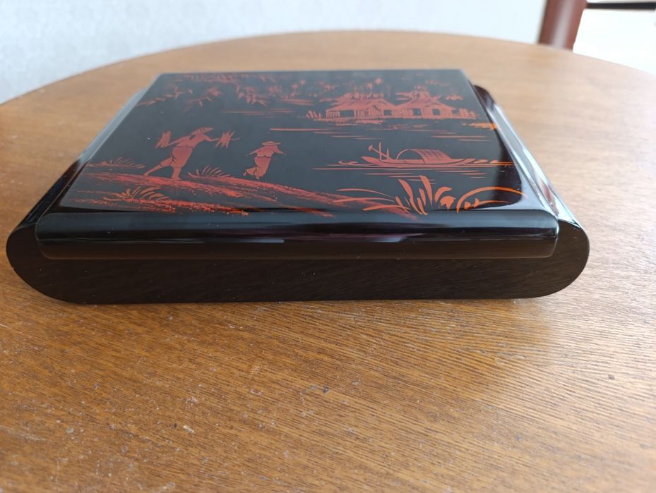 Лакированная большая  шкатулка .