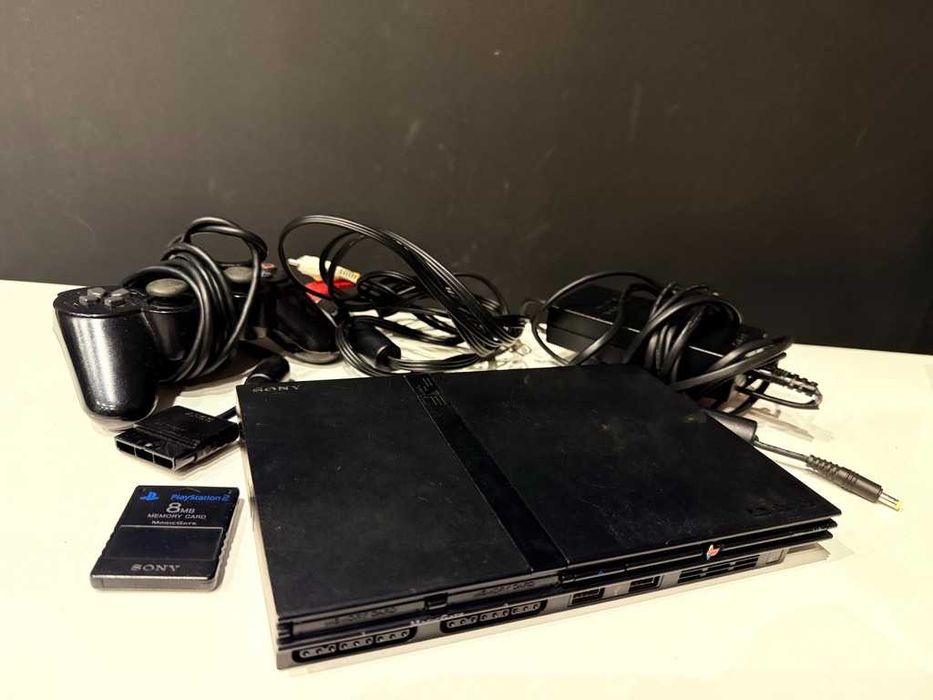 PlayStation 2 Slim + pad + karta pamięci 8MB + 3 gry