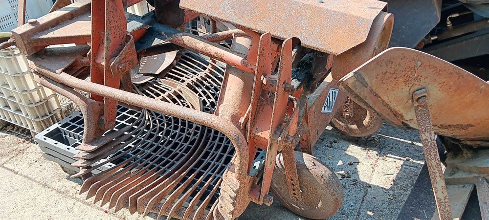 Vendo máquina de arrancar batatas.