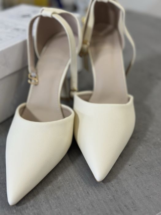 Жіночі білі туфлі на каблуку 9см