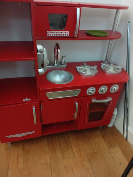 Cozinha infantil com várias panelas