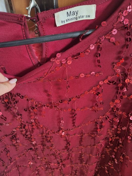 Sukienka bordowa w cekiny